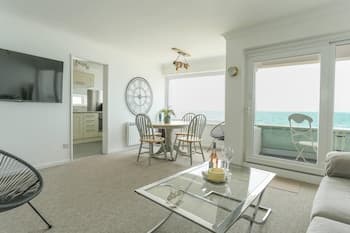 Tides - Beach Front Apartment in Bracklesham Bay