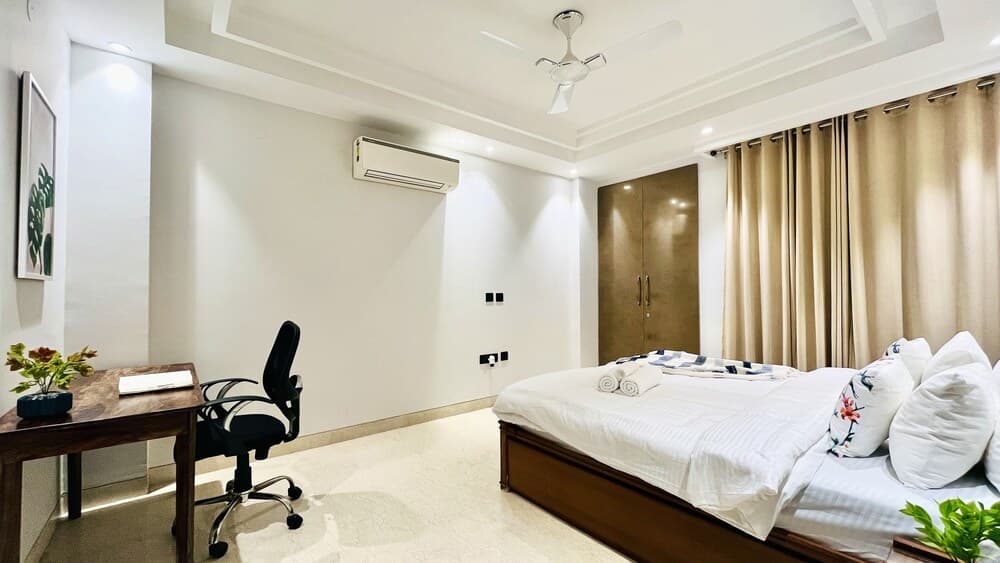 BluO 3BHK - DLF Galleria | BathTub, Balcony