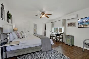 Cozy Casita! In Texas Famous 290 Winery Corridor!