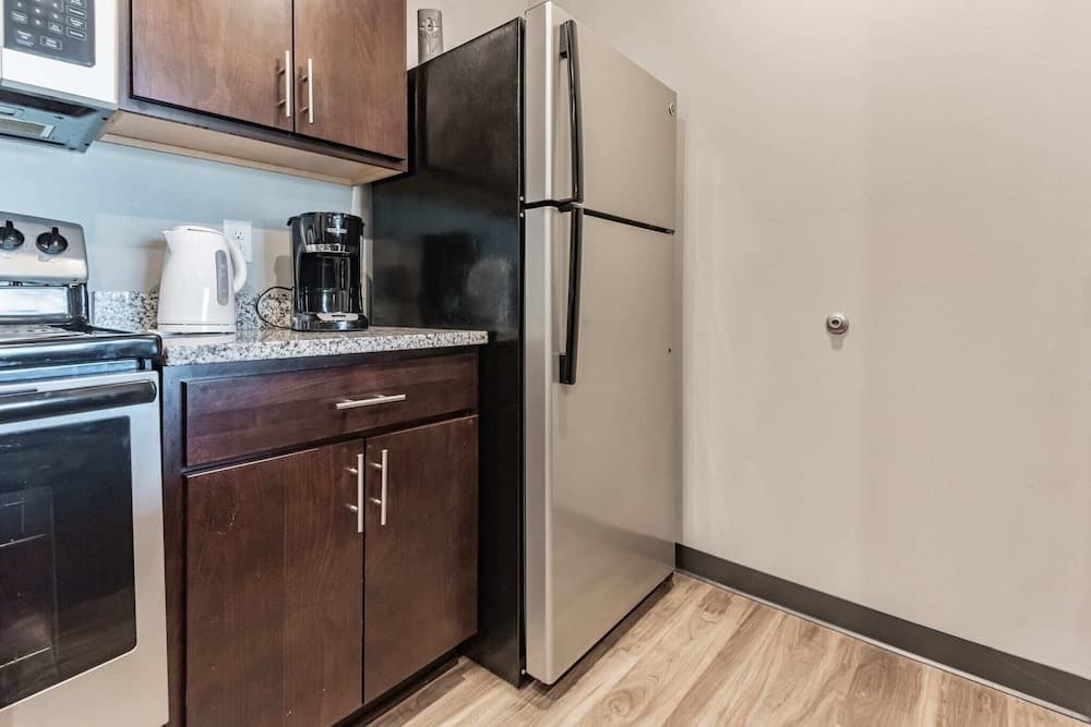 Spacious 2BR Suite W/patio Near Iowa State