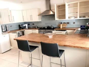 3-bed Semi-detached House, Wifi, Parking, Outdoor Space