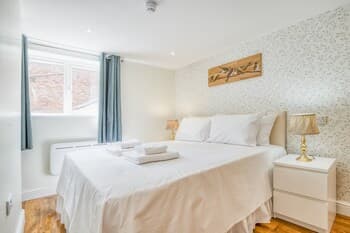 Superior 2 Bedroom in Central Lincoln En-suite Shower King Size Beds Free Toiletries and Wifi