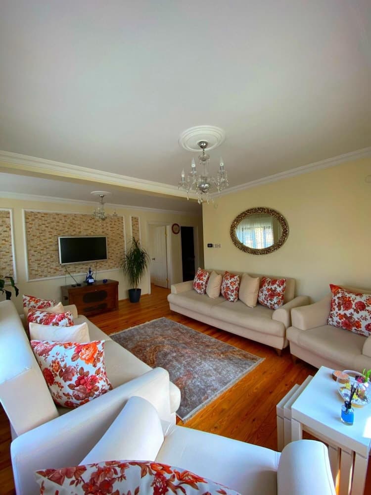 Cozy Villa With Backyard and Fireplace in Sapanca