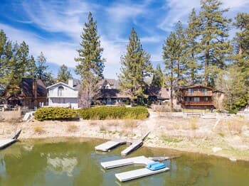 Moosehead by Avantstay Lakefront Cabin w/ Pool Table, Bar and Lake Access!