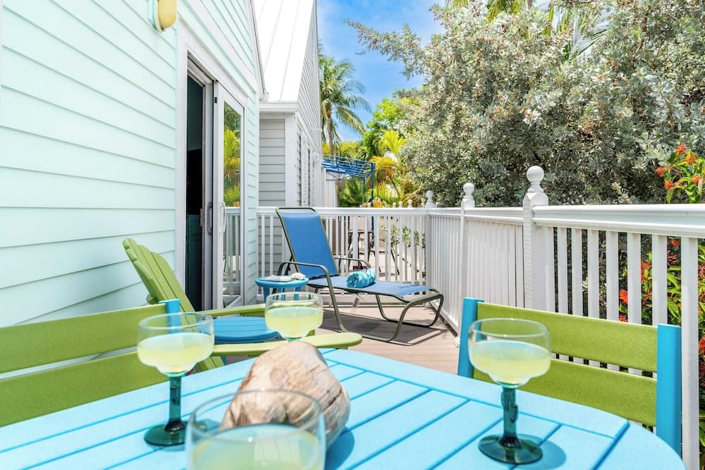 A Siesta Bay by Avantstay Key West Walkable Gated Community, Shared Pool Week Long Stays Only