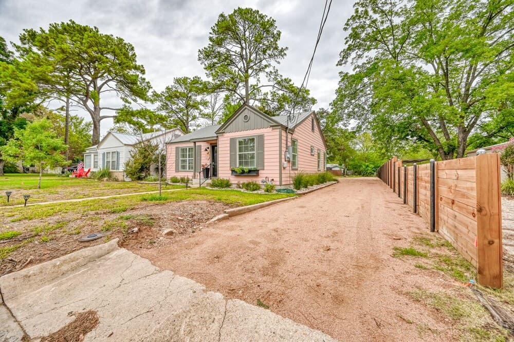 Cozy Cottage 3 min to Dwtn Large Backyard W/grill