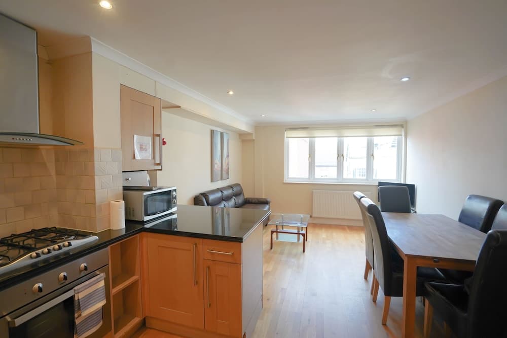 Cosy 2-bed 2 Bathroom Apartment in London
