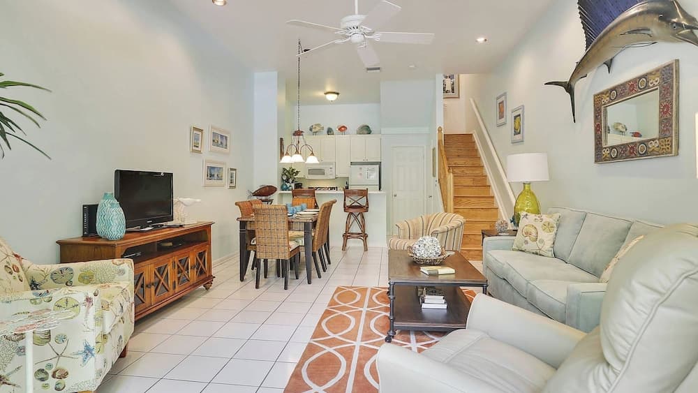 Key West Found by Avantstay Close to Shops w/ Patio & Shared Pool! Week Long Stays Only