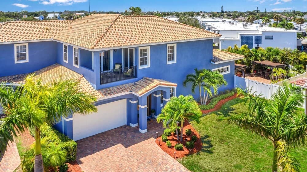 Upscale Private Home 10-min Walk to Canova Beach