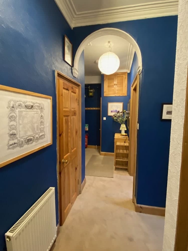 ALTIDO Classic 3BR Apt, Moments From Haymarket Station