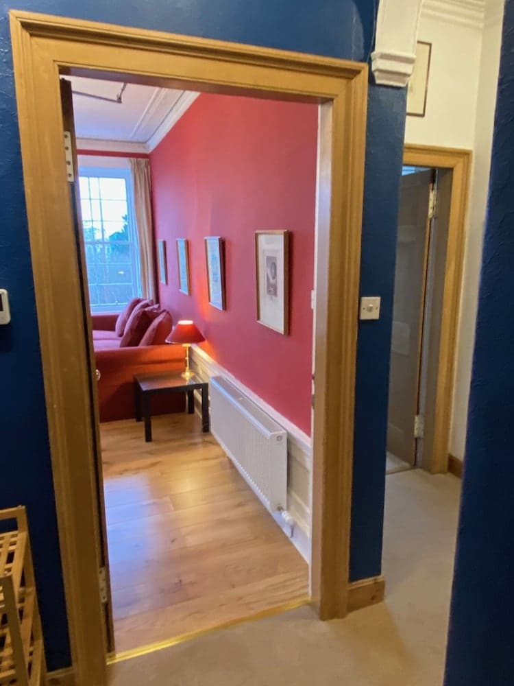 ALTIDO Classic 3BR Apt, Moments From Haymarket Station