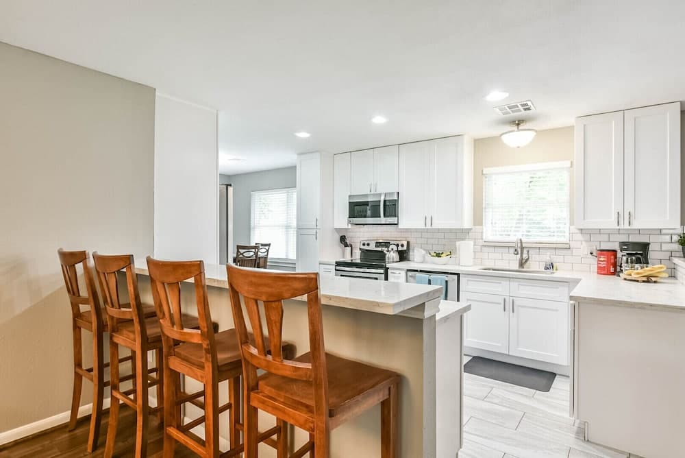 West End in SW Houston, Sleeps 10, Work-cation, King Bd, Pet, High Speed Wifi