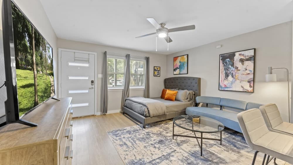 Cozy Chic Studio Close to Downtown and Domain