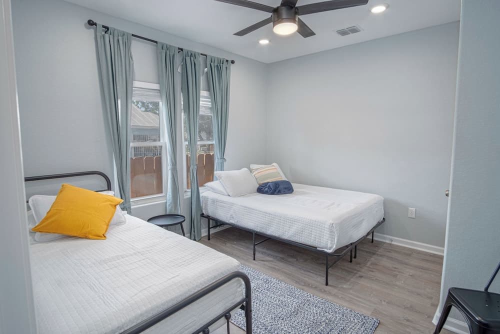 Delightfully Renovated 4 Br/2 BA Near DT Riverwalk