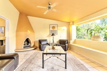 Casa con Alberca Frente al Lago Lakefront House one Step Away From the Melacon