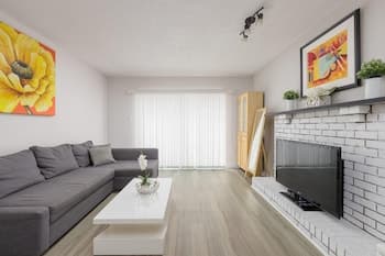 Huge 4 Bedroom Upper Suite Good for 10 People