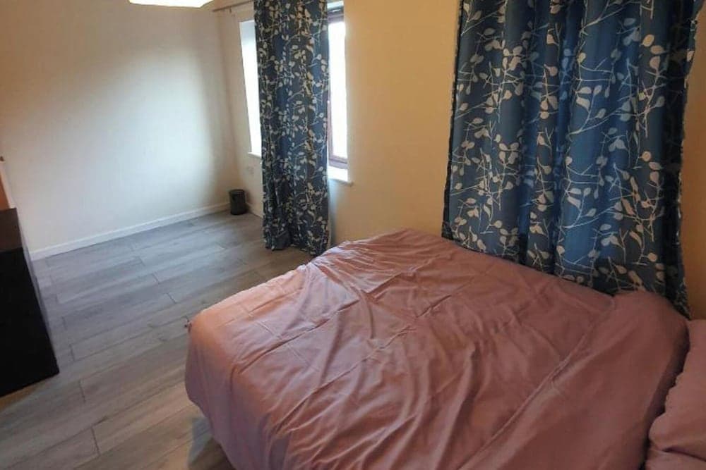 4 Bed House Sleeps 12 - Private Garden - Parking