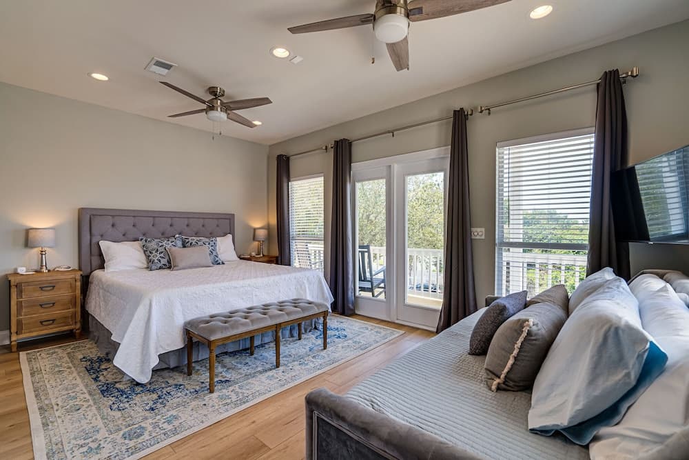 Magnolia Charms by Avantstay 2 Mins TO Beach Pet Friendly, BBQ & Balcony Views!