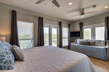Magnolia Charms by Avantstay 2 Mins TO Beach Pet Friendly, BBQ & Balcony Views!