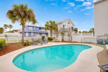 Destin's Retreat by Avantstay Steps to the Beach w/ BBQ & Pool