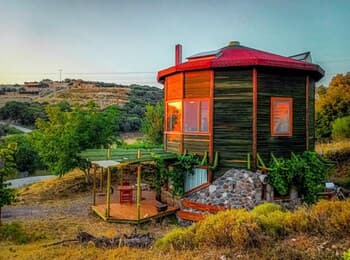 Enchanting Unique House With Backyard in Izmir