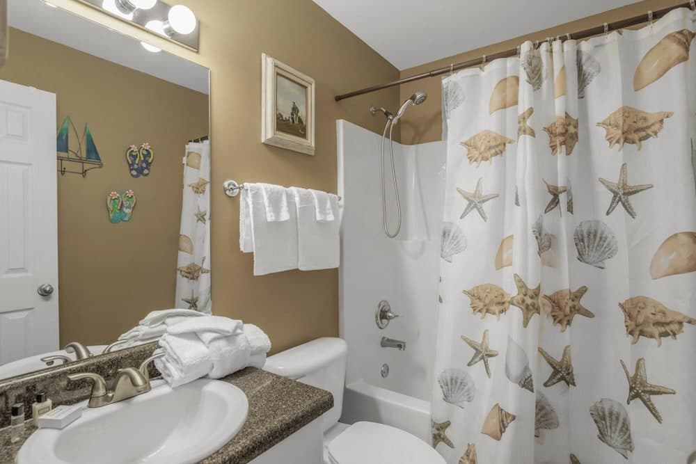 Attractive Condo Pool Across From Beach Access