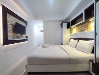 Simple And Homey Studio Room At Paltrow Apartment