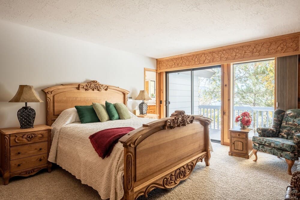 37 - Lakeside Getaway 4 Bedroom Home by Redawning