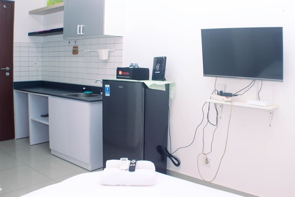 Elegant And Comfortable Studio At Sayana Apartment