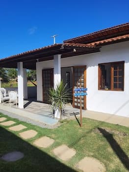 Linda Casa na Praia do Riacho com Churrasqueira