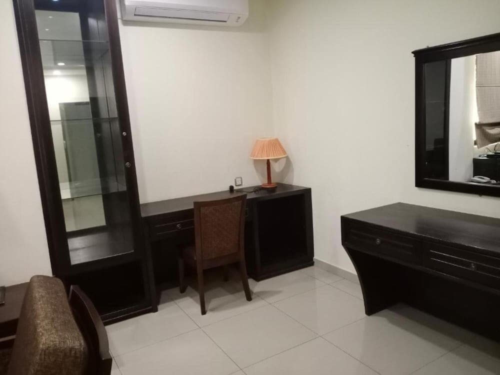 Capital O 90653 Maxwell Inn Boutique Hotel