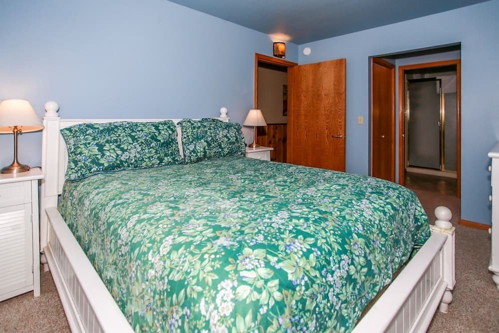 1858 - Lakeside Memories 4 Bedroom Home by Redawning