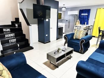 Cozy Crib 5mins from the airport