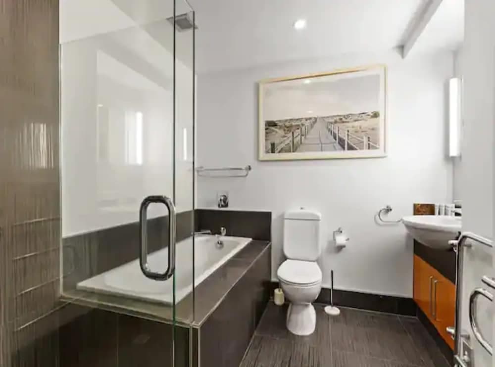 Spacious Apartment On Akl Viaduct With Balcony!