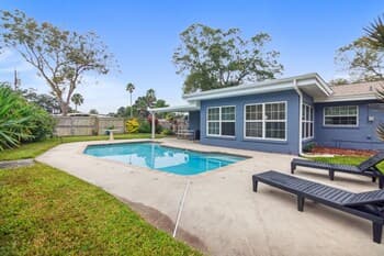 Ryan's Place: Beautiful Outdoor Pool And Living Space - Plus A Firepit 3 Bedroom Home by Redawning