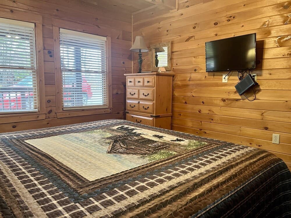 Er75 - Palmetto Place - Great Location! Close To All The Action! 2 Bedroom Cabin by RedAwning