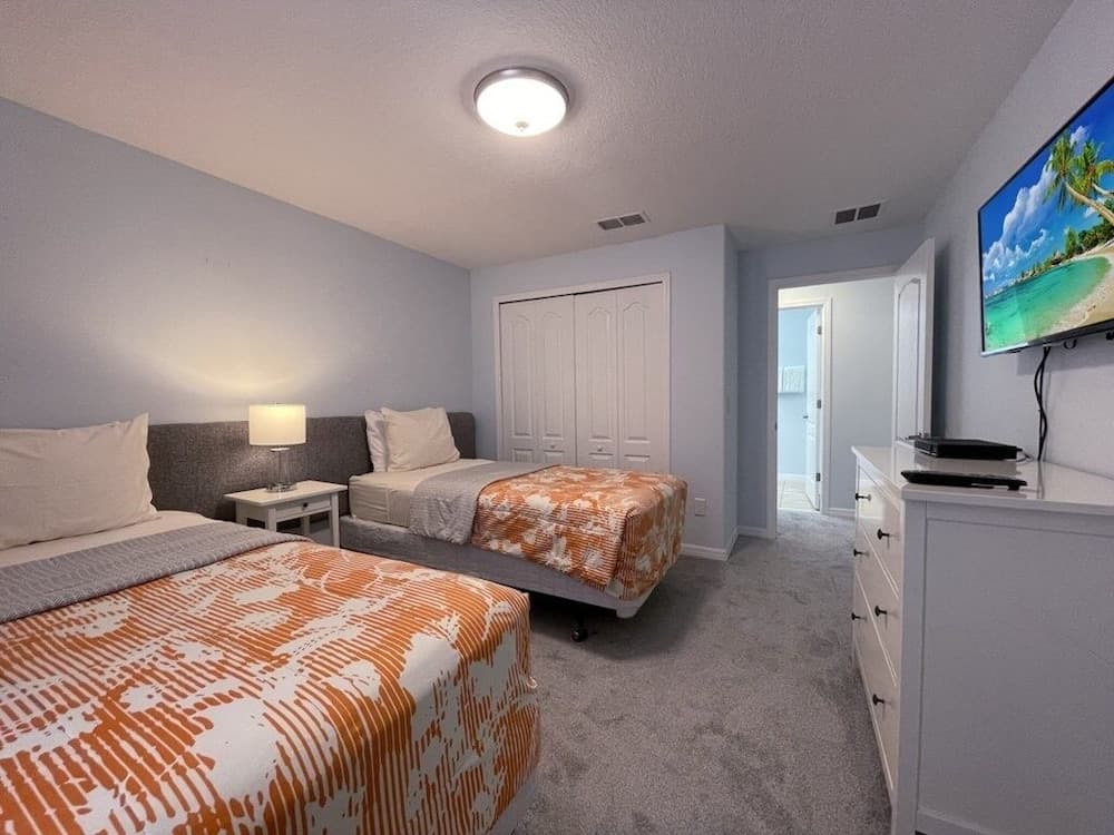 Tropical Waterfront, Completely Redone W/pool-3033 4 Bedroom Townhouse by Redawning