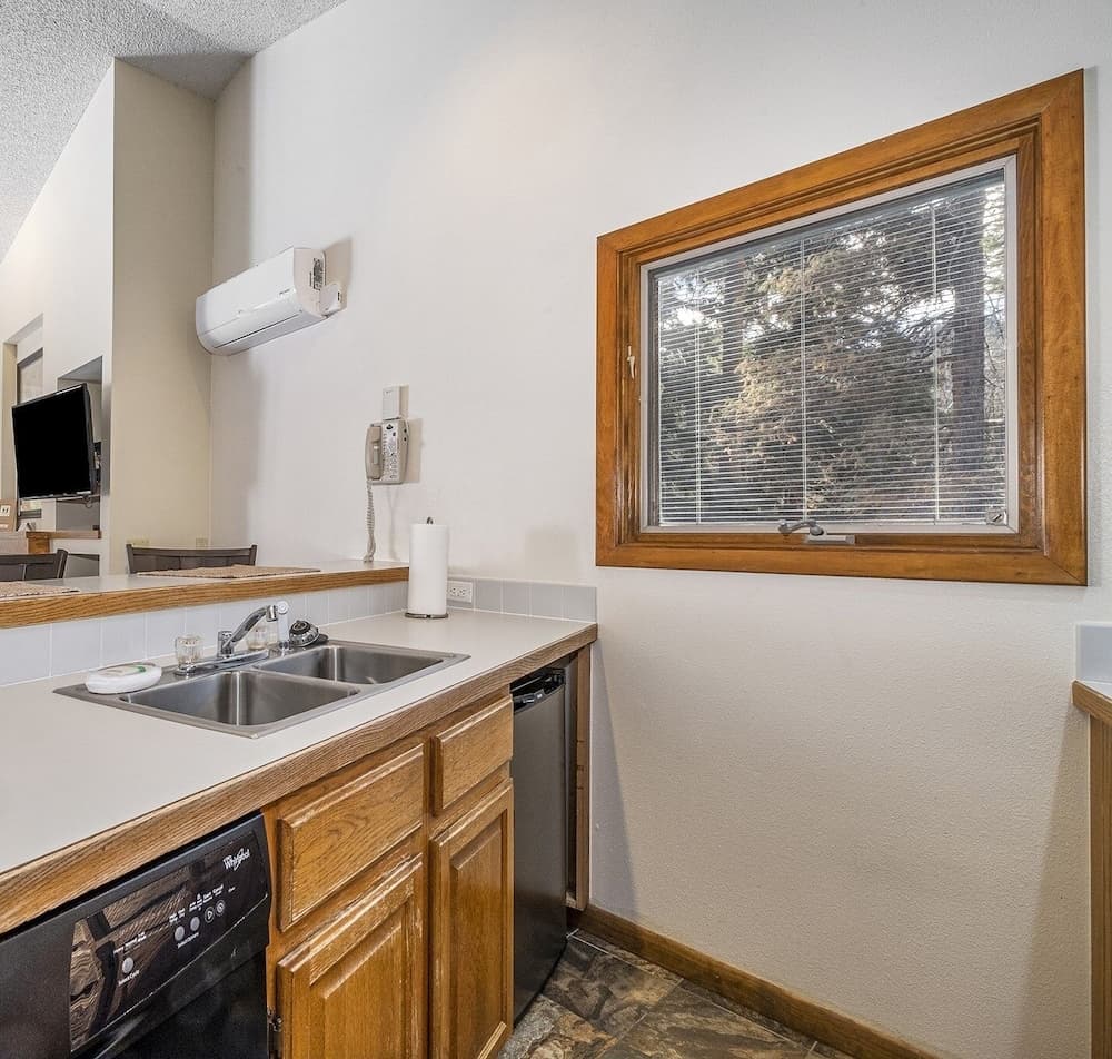 Boulder Brook On Fall River - Spa Suite 8 Condo by Redawning