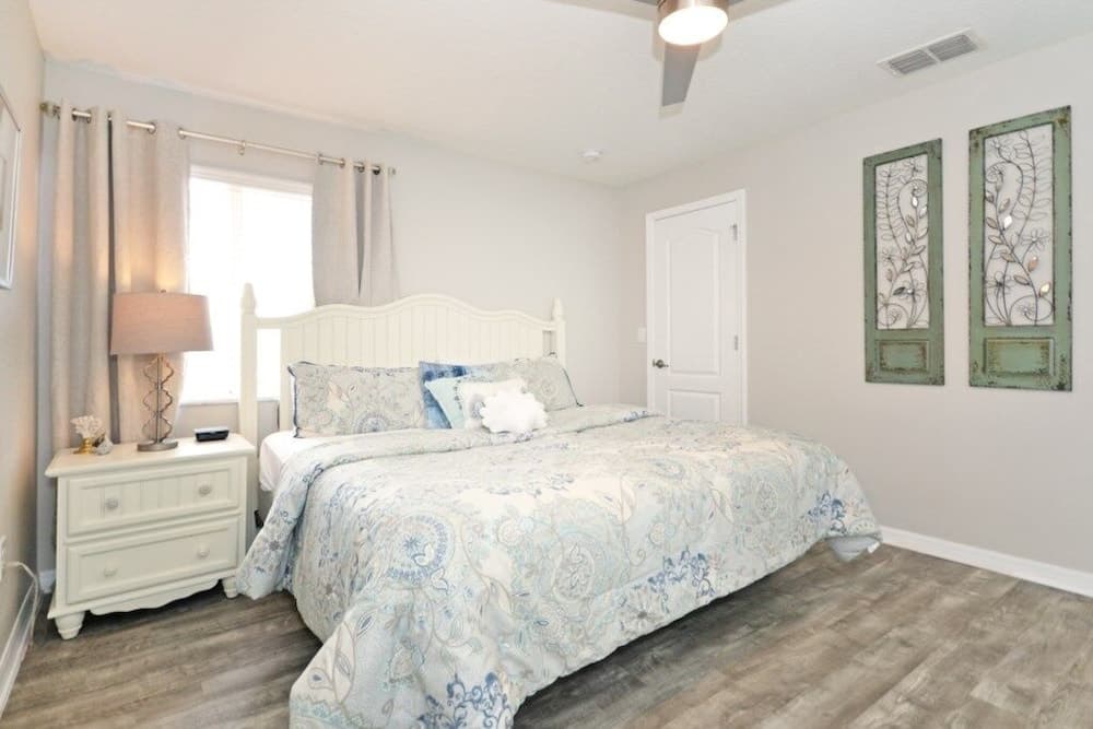 Majestic Retreat 5 Bedroom Townhouse by RedAwning