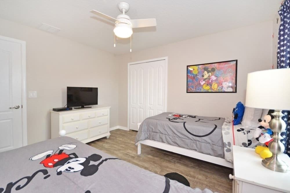 Majestic Retreat 5 Bedroom Townhouse by RedAwning