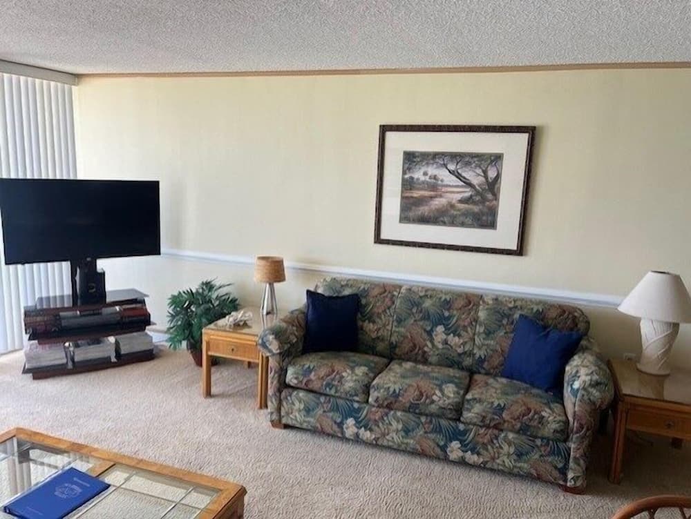 Royal Garden Resort 412 1 Bedroom Condo by RedAwning