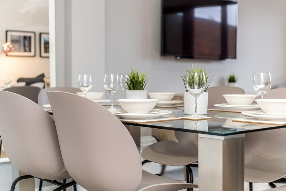 Contemporary 3 Bed Apt With Balcony - Perfect for Long Stays