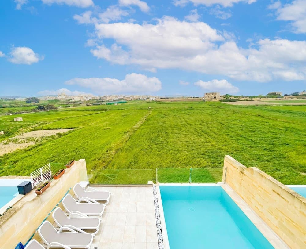 Amazing 4 Bedroom Holiday Home With Infinity Pool