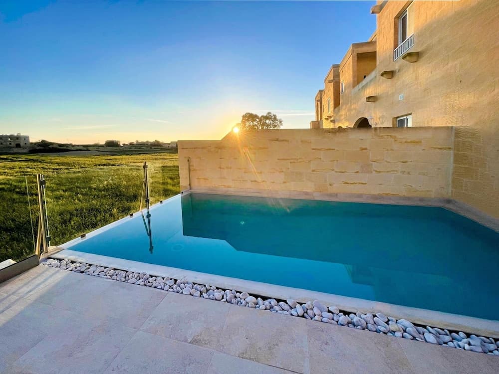Amazing 4 Bedroom Holiday Home With Infinity Pool