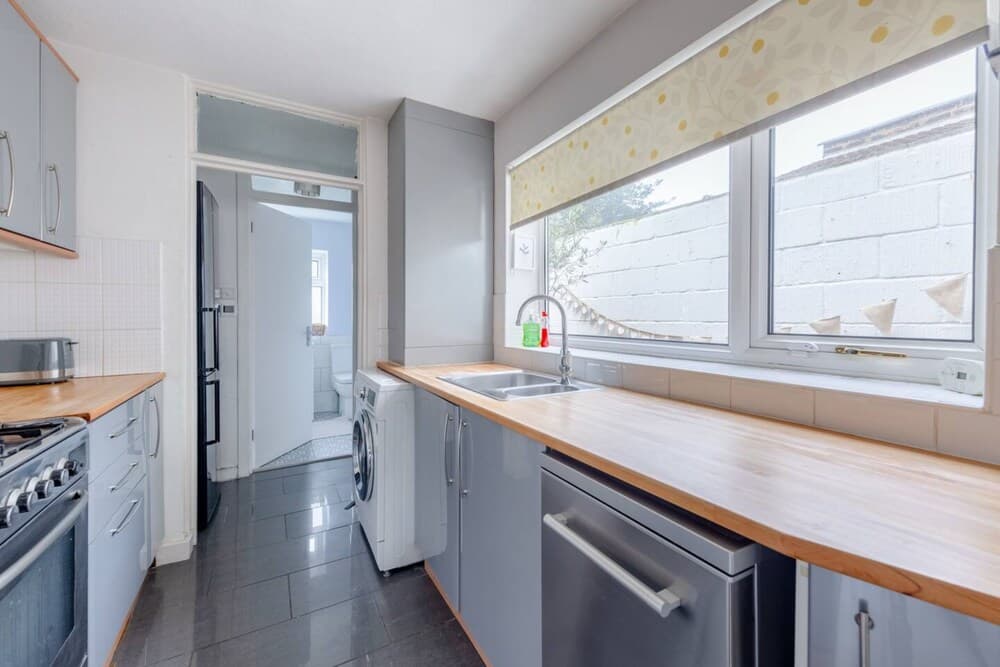 Homely and Spacious 2 Bedroom House - Stratford