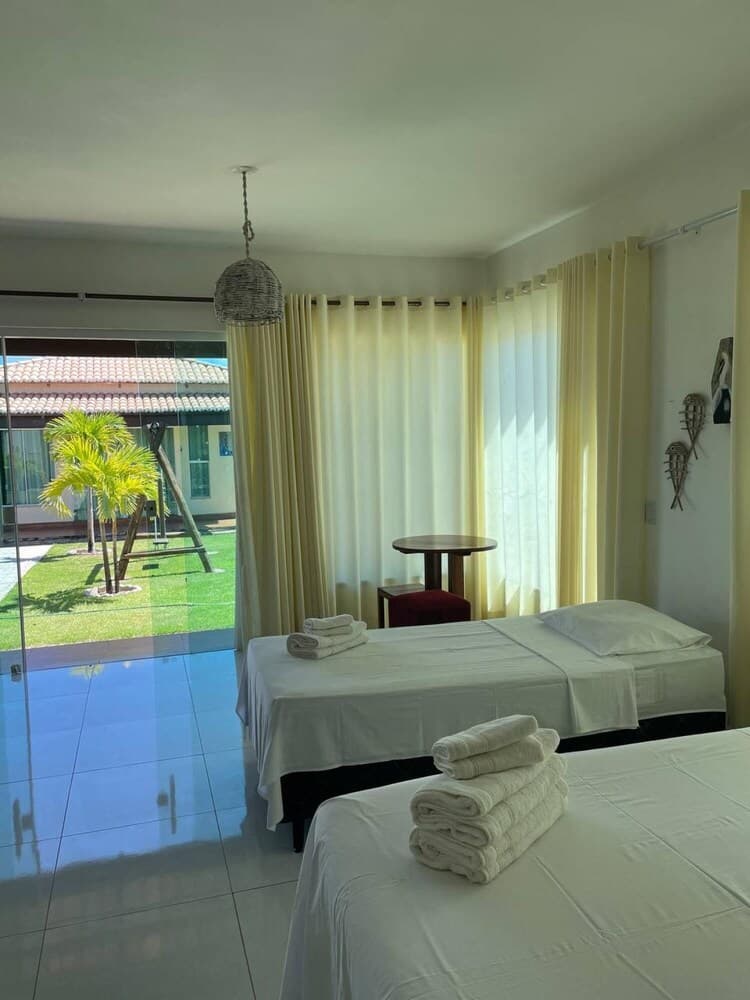 Chal Aconchegante com Vista Jardim em Vila - 01