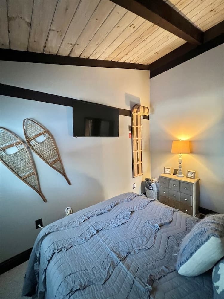 Alpine Village Getaway Limit 8 3 Bedroom Cottage by Redawning