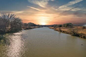 Luxury Riverfront Home 5 min to Wineries/fire Pit