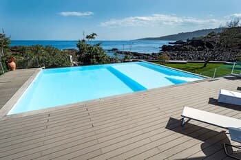 Flat With an Infinity Pool and a Large Garden - By Beahost Rentals