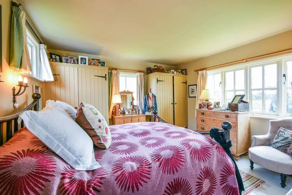 Lovely 4-bed House in Village of Sandhurst